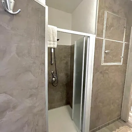 Lg - Boutique And - *